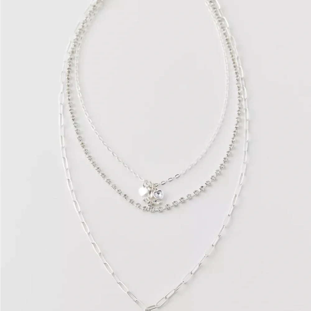 NWOT Rhinestone Butterfly Layered Necklace - Picture 2 of 8